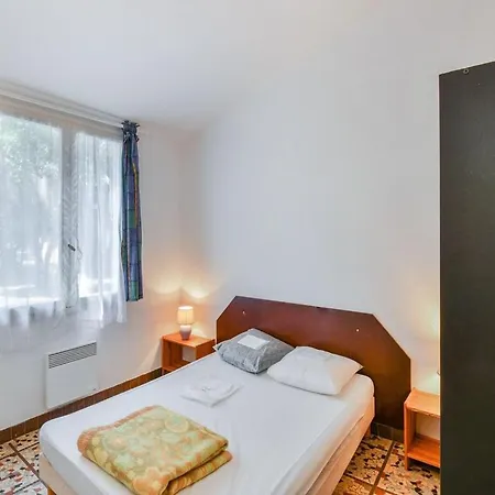 Casa de Férias Alluring Holiday In Saint-savinien With Pool *