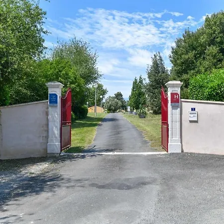 Alluring Holiday In Saint-savinien With Pool * Saint-Savinien