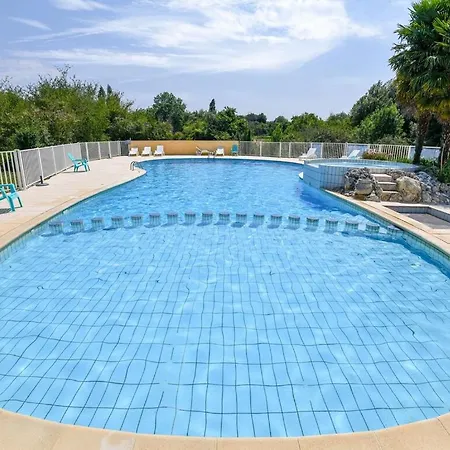 Alluring Holiday In Saint-savinien With Pool Casa de Férias Saint-Savinien