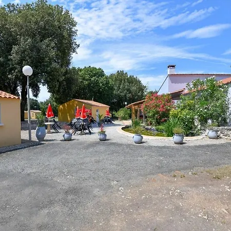 Alluring Holiday In Saint-savinien With Pool Casa de Férias Saint-Savinien