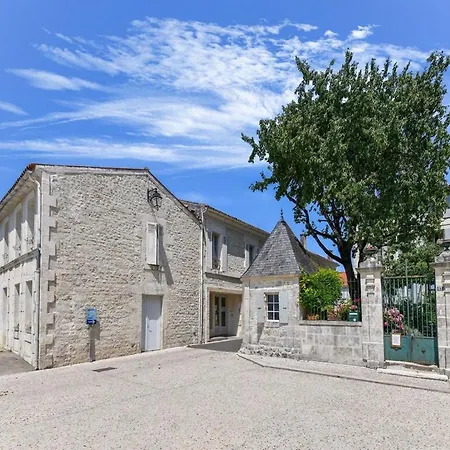 Alluring Holiday In Saint-savinien With Pool Casa de Férias Saint-Savinien